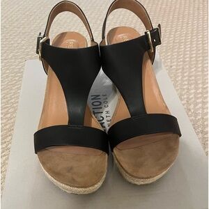 EUC Size 6.5 Kenneth Cole Reaction Black Wedges w/ Gold Buckles